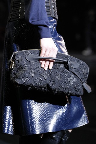 Là một trong những thương hiệu thời trang danh tiếng hàng đầu thế giới, Louis Vuitton ngày càng nhận được sự quan tâm của giới sành điệu Việt Nam, đặc biệt là sản phẩm túi xách tay. Chào đón 2012 Louis Vuitton tung ra mẫu mã mới, được thiết kế độc đáo dành cho phái nữ. (Ảnh: Dân trí)
